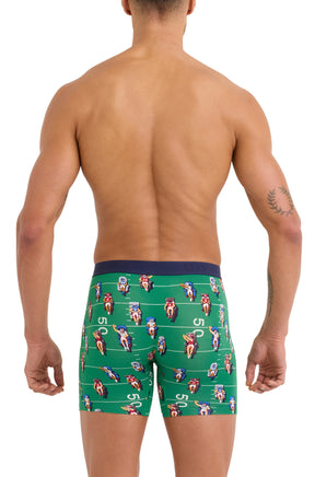 Vue arrière sur mannequin du sous-vêtement vert à motif football avec taille marine pour homme par Saxx