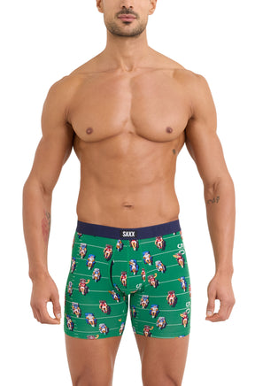 Vue de face sur mannequin du sous-vêtement vert à motif football avec taille SAXX marine pour homme