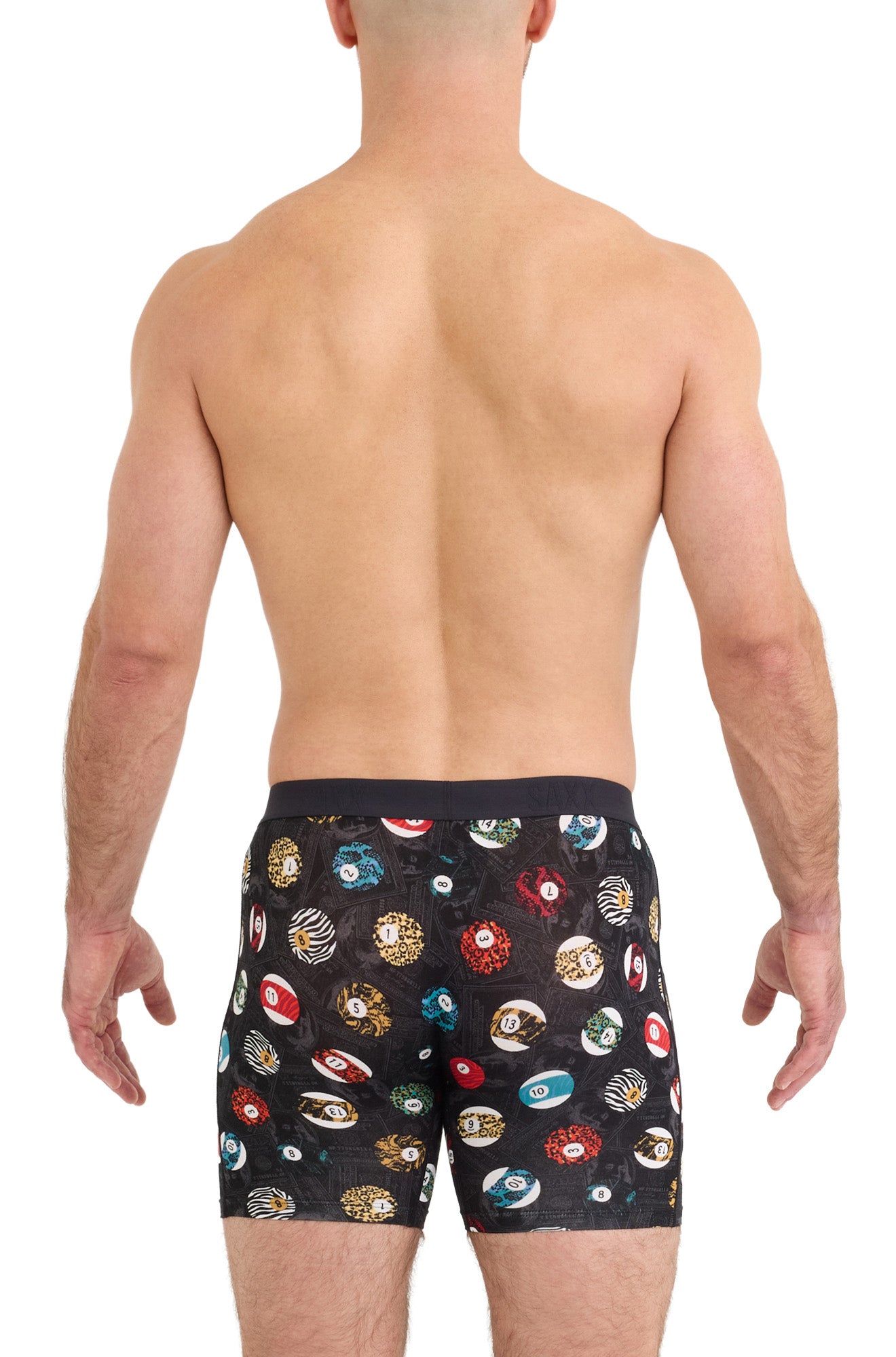 Vue arrière sur modèle du sous-vêtement noir avec imprimé de boules numérotées colorées et large taille pour homme par Saxx