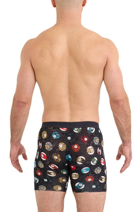 Vue arrière sur modèle du sous-vêtement noir avec imprimé de boules numérotées colorées et large taille pour homme par Saxx