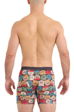 Vue arrière sur mannequin du sous-vêtement imprimé avec motif de casquettes et taille noire pour homme par Saxx
