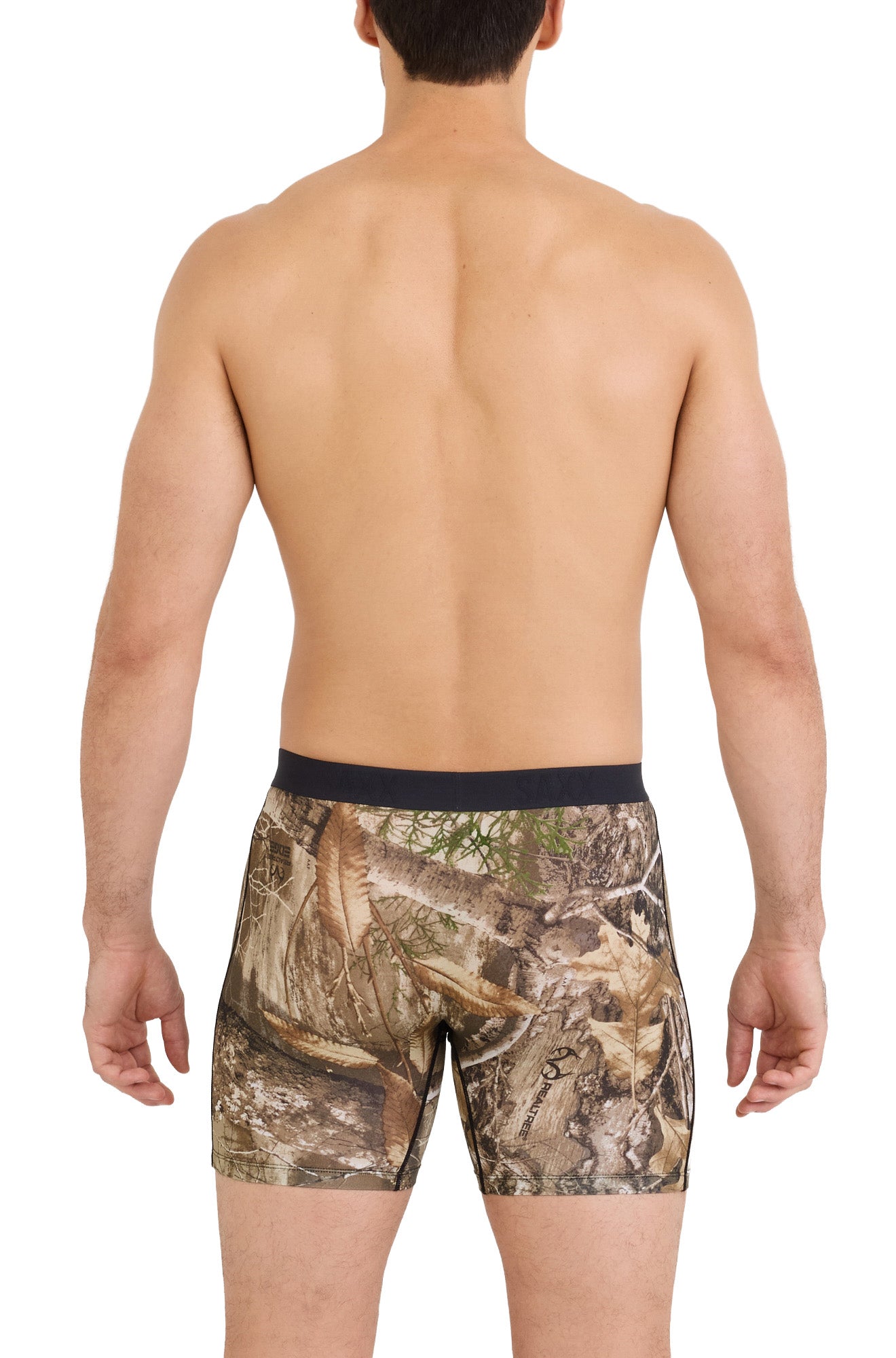 Sur mannequin de dos, le sous-vêtement camouflage brun avec taille noire et imprimé Realtree pour homme par Saxx