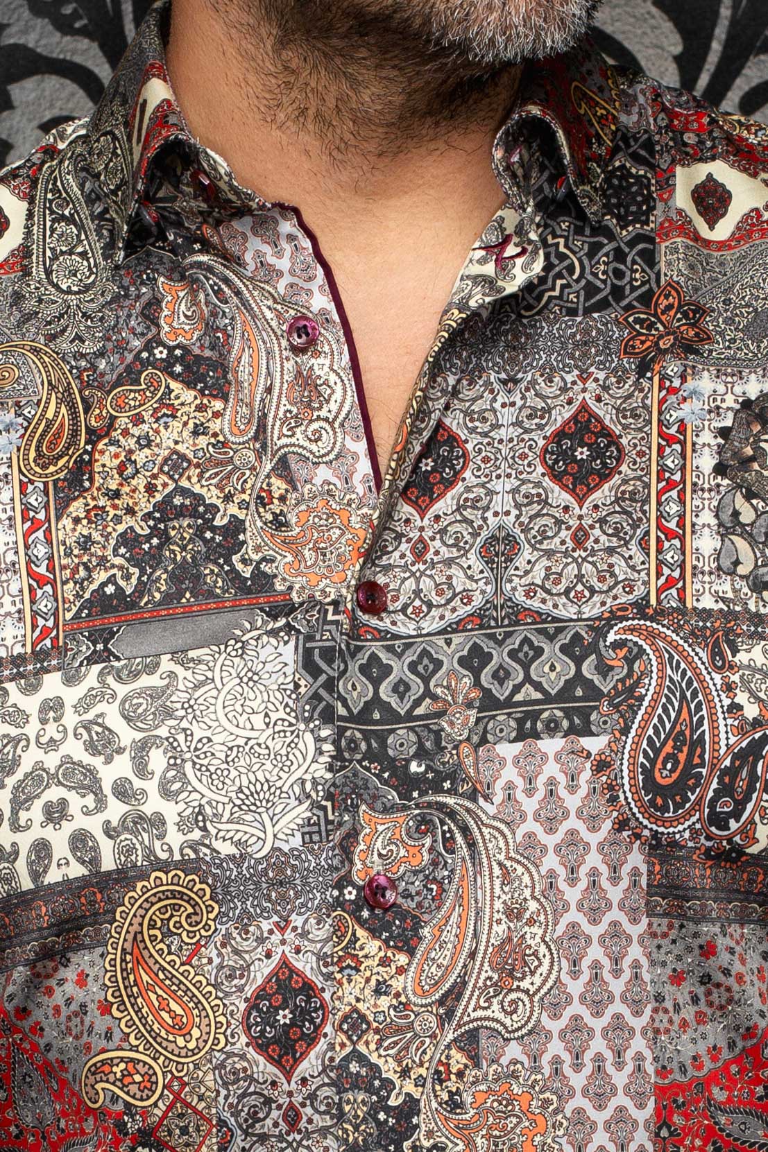 Chemise patchwork cachemire multicolore avec col ouvert et boutons bourgogne pour homme par Au Noir, en gros plan