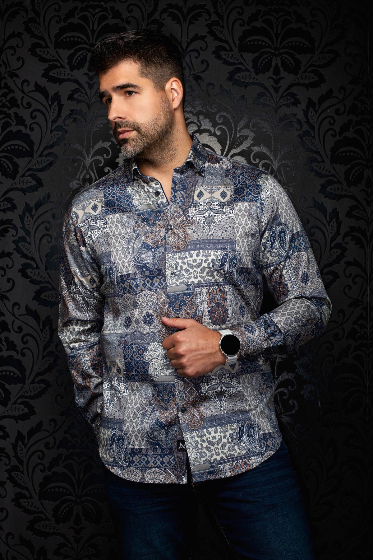 Chemise boutonnée bleu marine à motif cachemire, col ouvert et ourlet courbé pour homme par Au Noir, vue avant