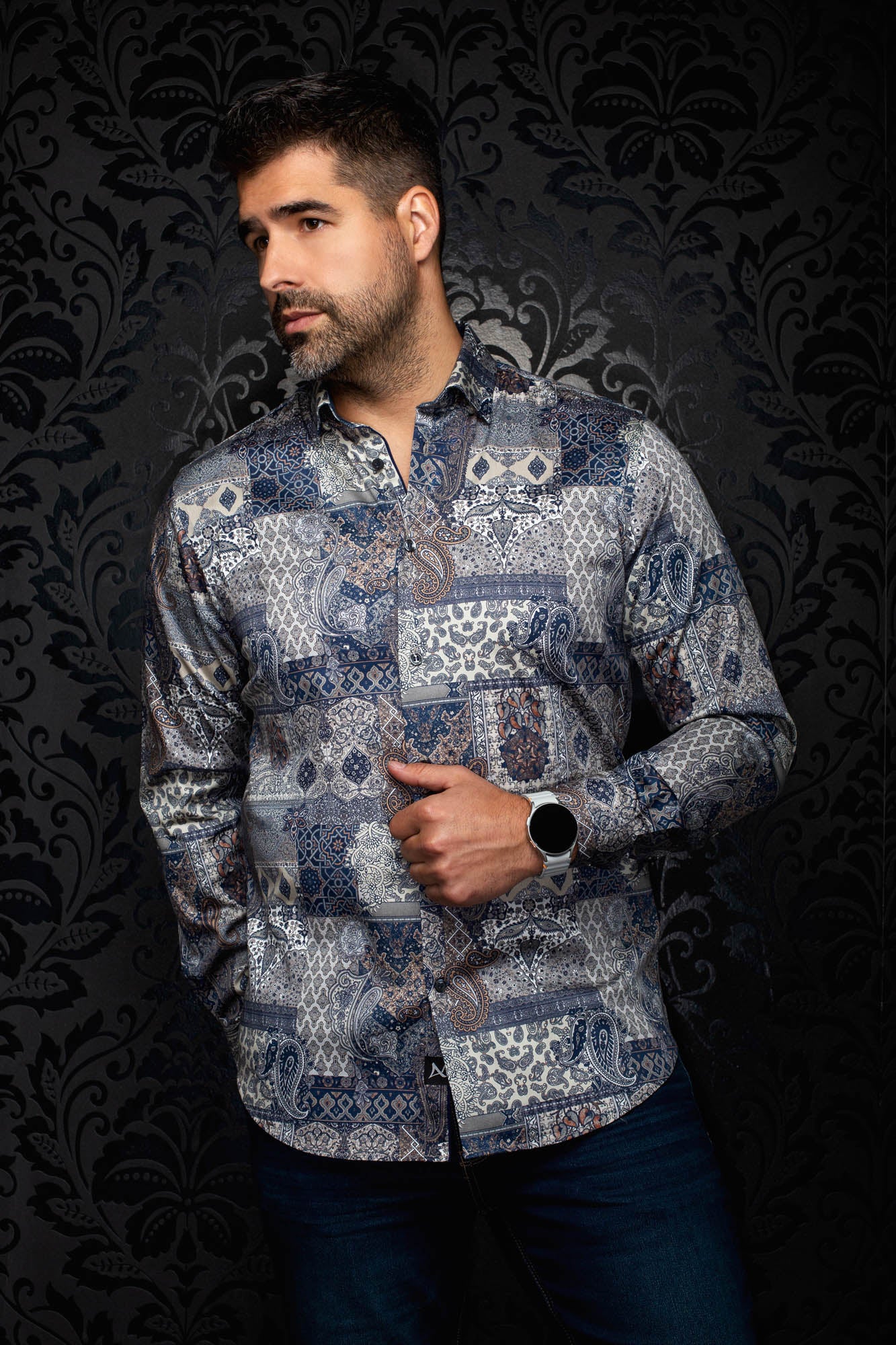 Chemise boutonnée bleu marine à motif cachemire, col ouvert et ourlet courbé pour homme par Au Noir, vue avant