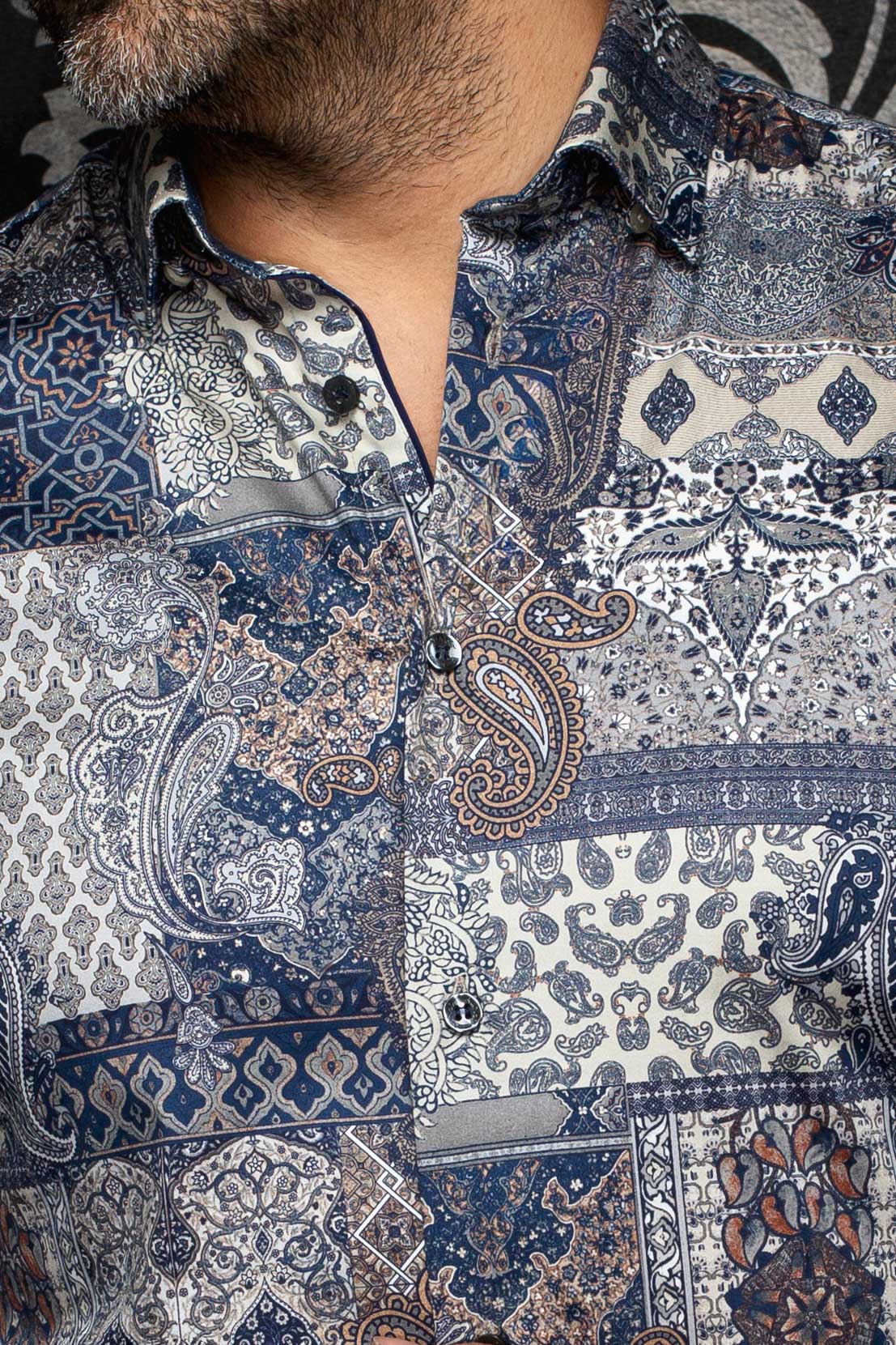 Chemise boutonnée à motif cachemire bleu marine, avec col et boutons foncés pour homme par Au Noir, en gros plan