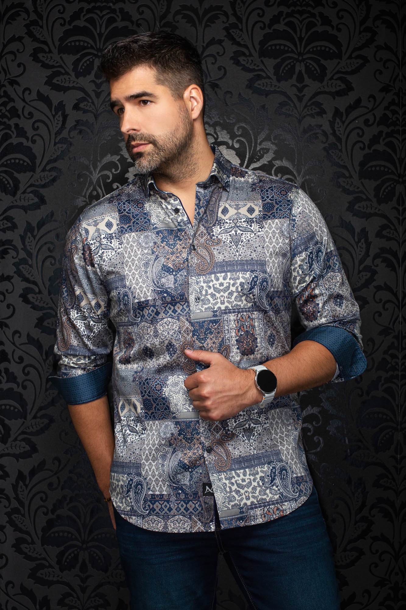 Vue avant en angle d'une chemise boutonnée bleu marine à motif cachemire et poignets contrastants pour homme par Au Noir