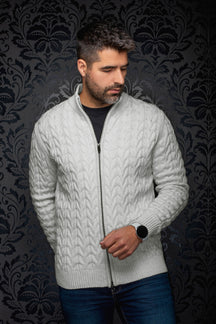 Veste en mérinos gris pâle torsadée avec col montant et ourlet côtelé pour homme par Au Noir, vue de face sur modèle