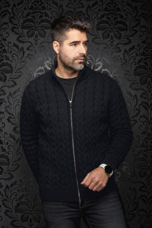 Veste en mérinos zippée noire en tricot câblé sur mannequin, vue de face avec bordures côtelées pour homme par Au Noir