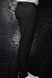 Pantalon noir vu de côté, avec passants, poche arrière passepoilée et texture tissée subtile pour homme par Au Noir