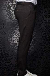 Pantalon brun foncé vu de côté, avec poche passepoilée arrière boutonnée et écusson à la taille pour homme par Au Noir