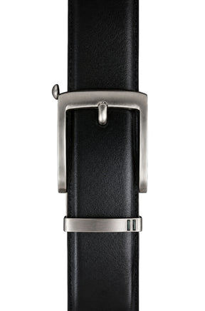 Ceinture noire avec boucle rectangulaire argentée et passant pour homme par Au Noir, en gros plan